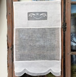Petit rideau de fenêtre en lin et organdi avec un monogramme brodé